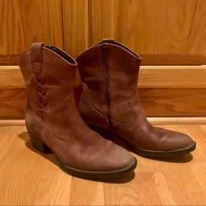 Born Karin bootie size 9 excellent condition